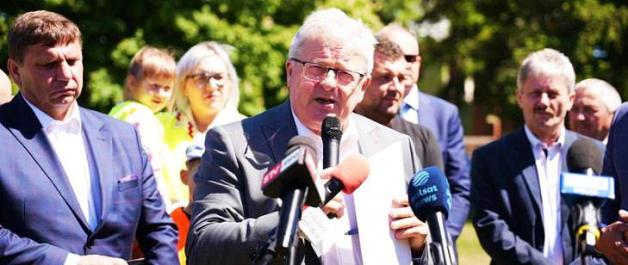 Minister rolnictwa i rozwoju wsi Czesław Siekierski uczestniczył  w spotkaniu z sadownikami, które odbywało się w Skotnikach i Samborcu przed otwarciem XXXIV Święta Kwitnącej Jabłoni